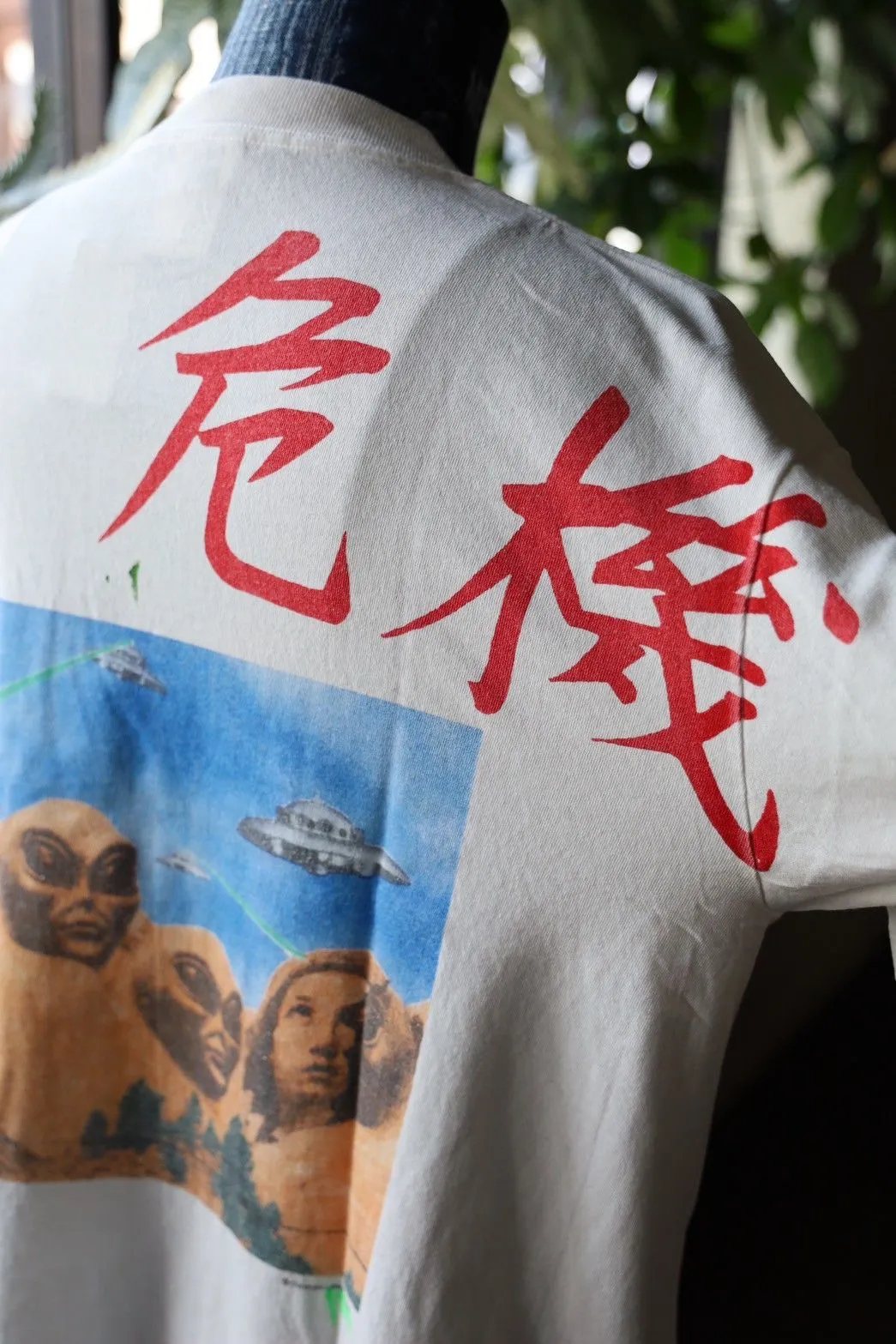 SAINT Mxxxxxx × Sean Wotherspoon SW_SS TEE/KIKI/WHT Alien Crisis/Alien President Mountain TEE Off-White S-XL Super Handsome Co-branded Alien Print Design Correct Version Customized SW Co-branded Accessories Cylindrical Seamless High Weight Fabric Enzyme Heavy Wash Water Distress Handmade Garment Graffiti Splashing Ink